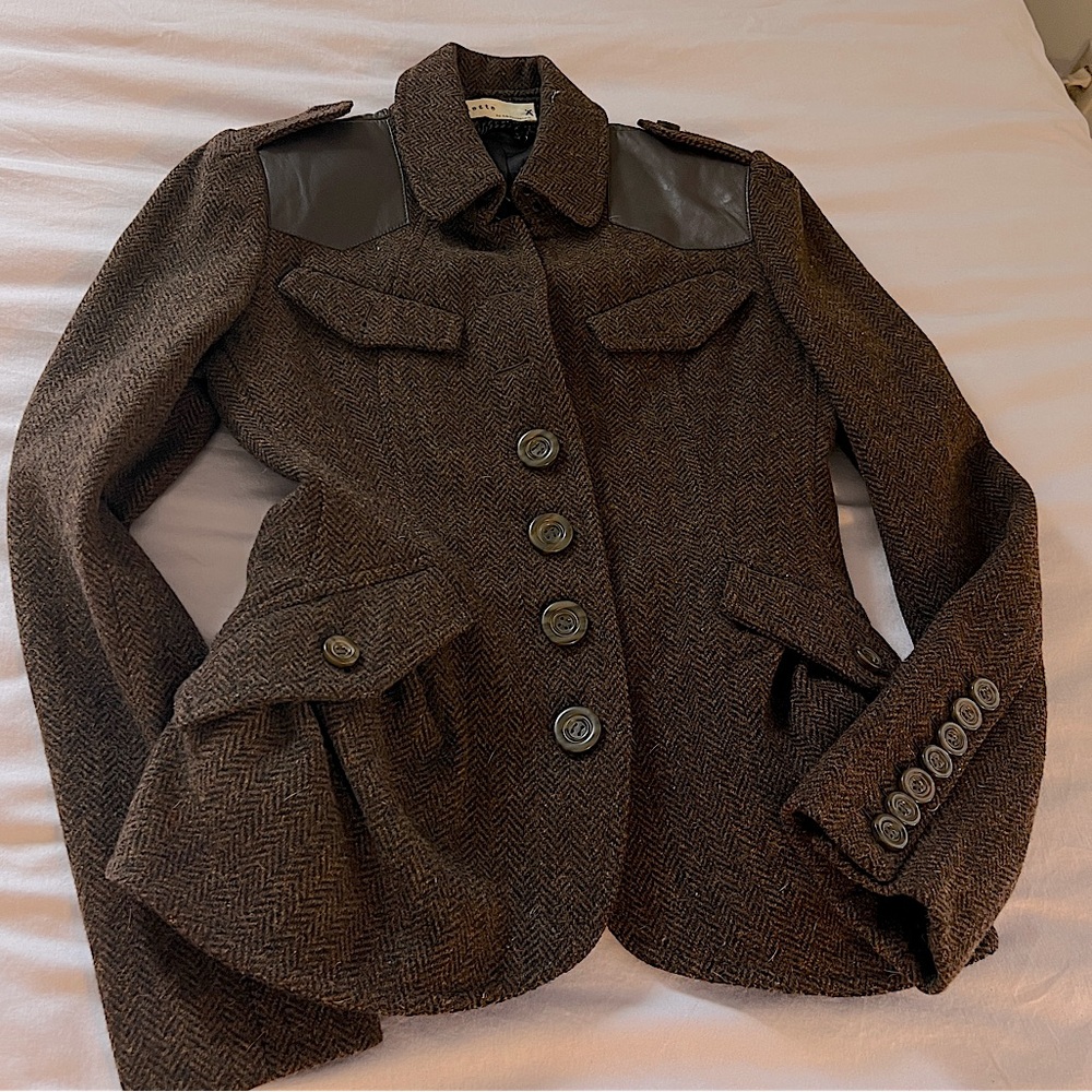 Elegant Brown Tweed Jacket with Leather Accents
/size S